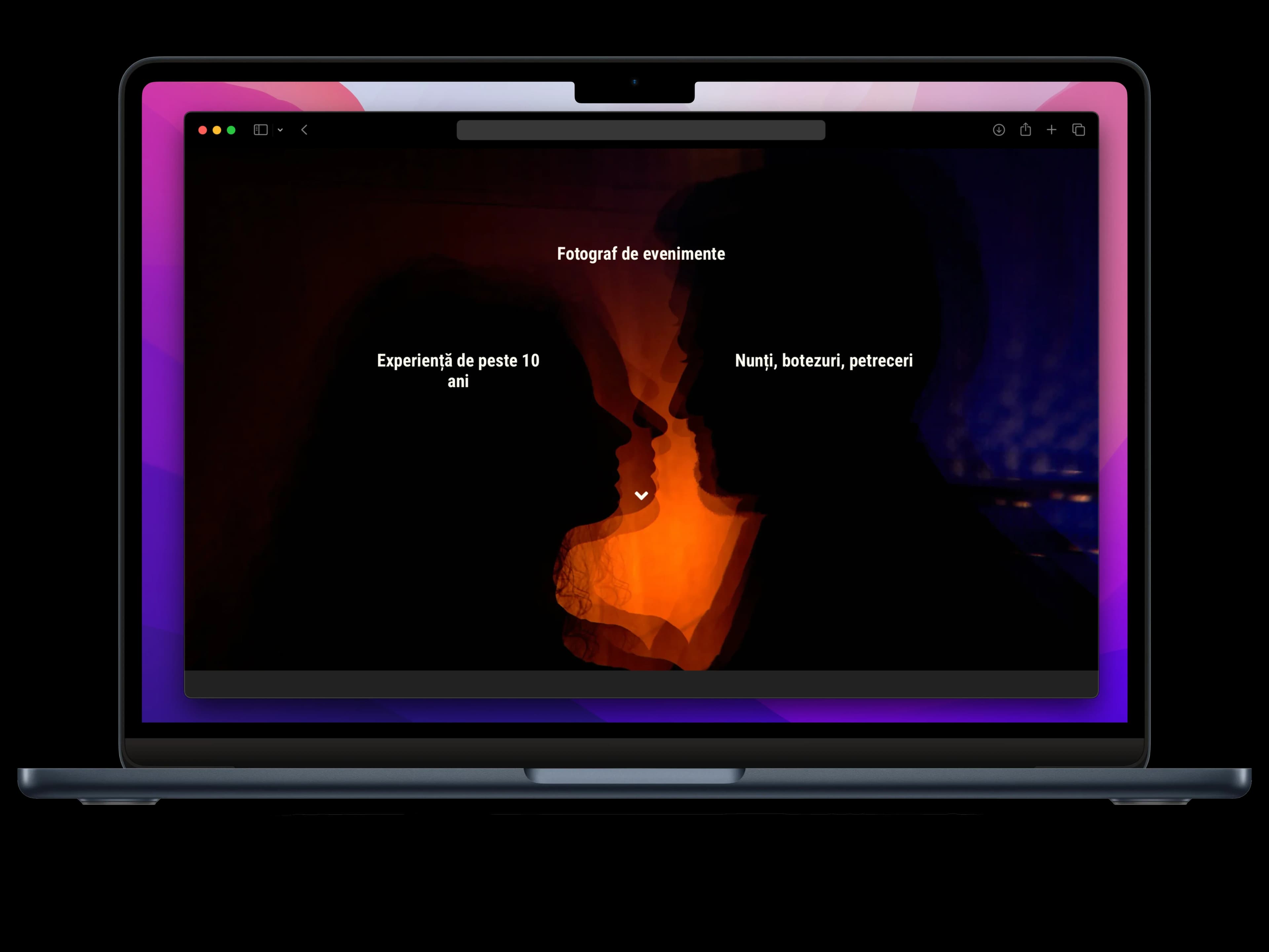 Laptop cu un website de fotografie pe ecran