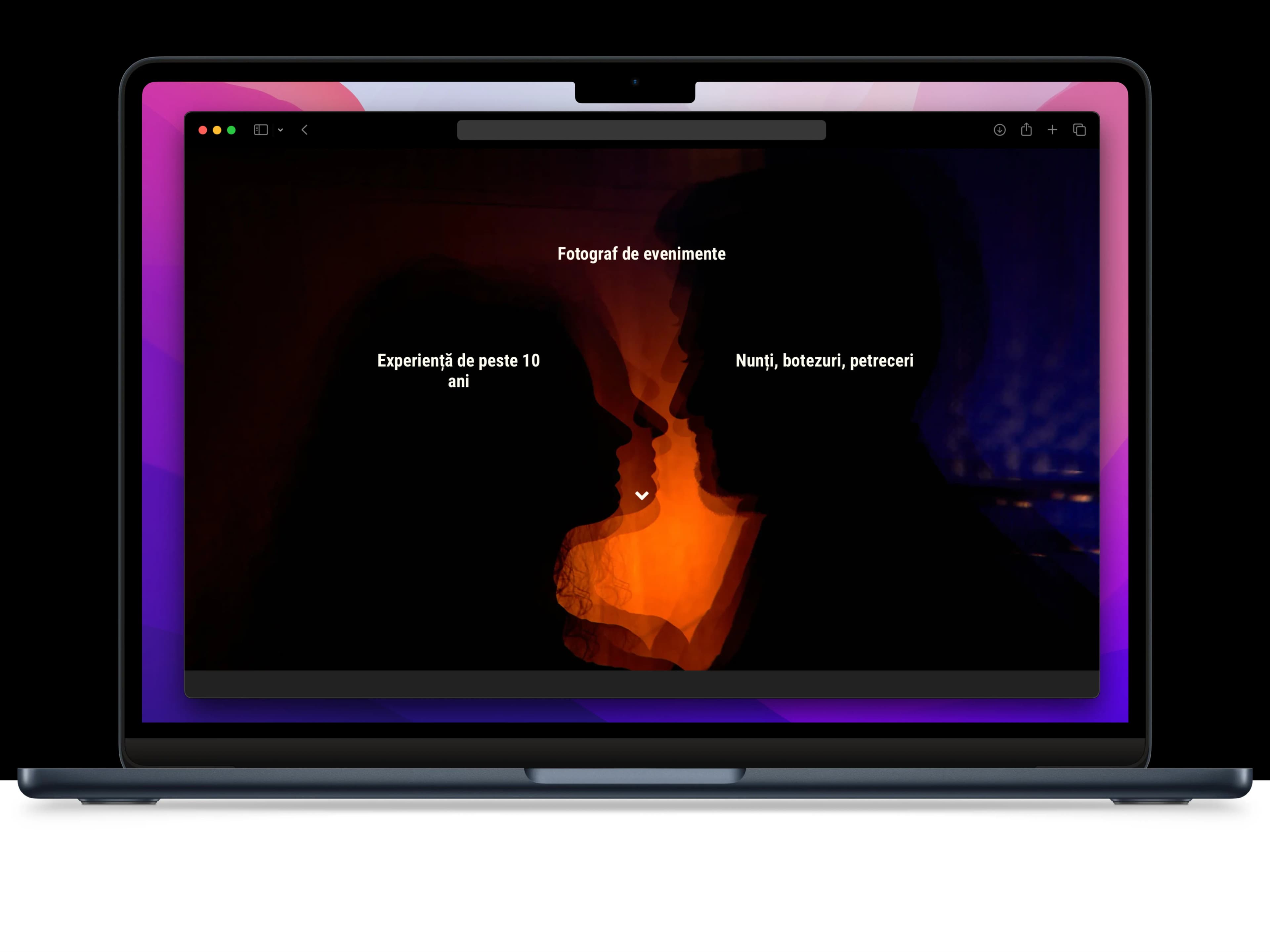 Laptop cu un website de fotografie pe ecran