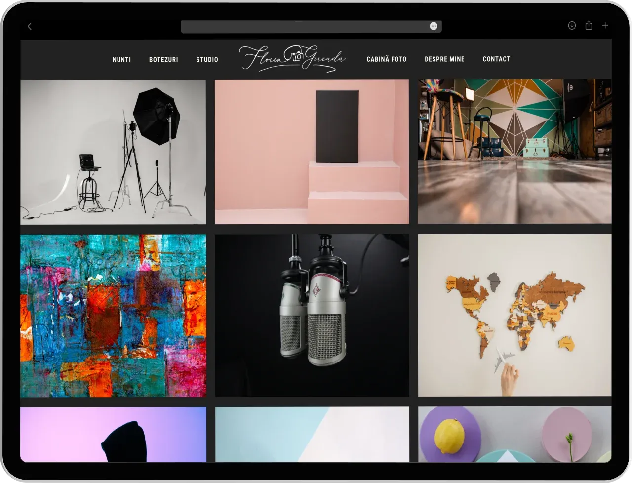 Tabletă cu un website de fotografie pe ecran